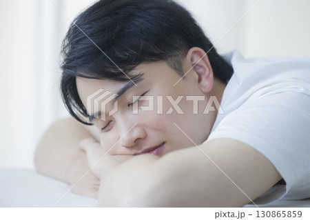 整体を受ける男性 130865859
