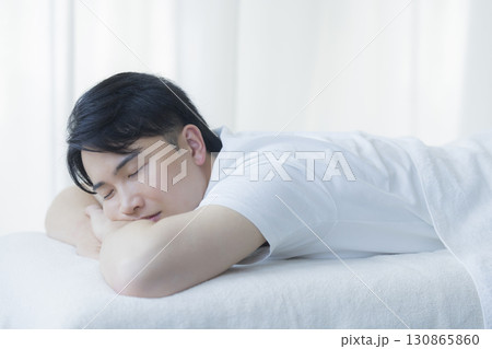 整体を受ける男性 130865860