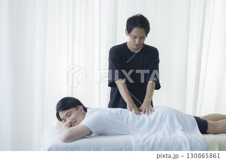 整体を受ける男性 130865861