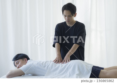 整体を受ける男性 130865862