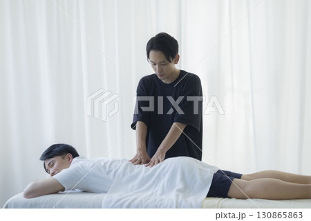 整体を受ける男性 130865863