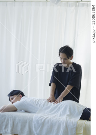 整体を受ける男性 130865864