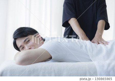 整体を受ける男性 整体を受ける男性 130865865