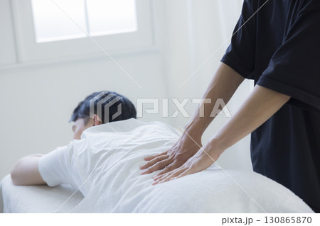 整体を受ける男性 整体を受ける男性 130865870