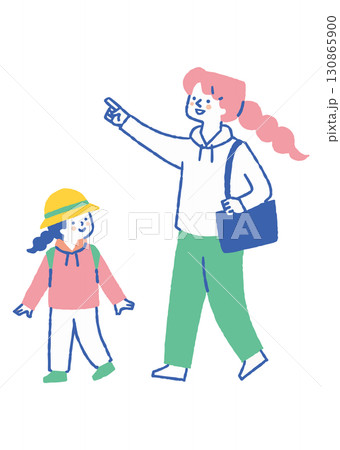 ハイキングを楽しむ母と娘_色 130865900