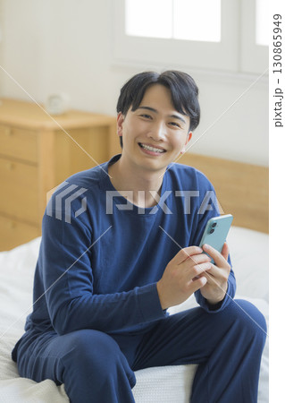 スマホを見る若い男性 130865949