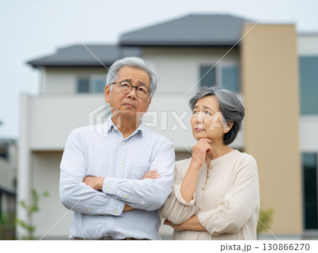 リバースモーゲージを考える熟年夫婦の表情（金融 住宅 ライフスタイル） 130866270