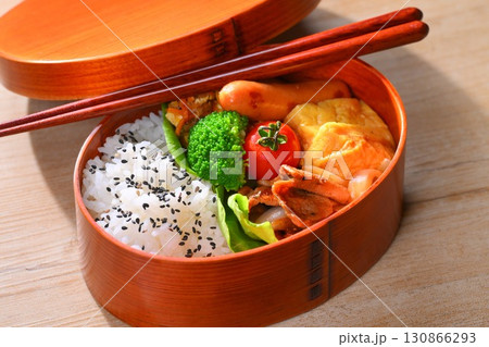 彩りがきれいなお弁当イメージ。豚生姜焼き、ウインナーソーセージ、玉子焼き、人参しりしり、ブロッコリー 130866293