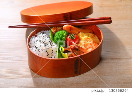 彩りがきれいなお弁当イメージ。豚生姜焼き、ウインナーソーセージ、玉子焼き、人参しりしり、ブロッコリー 彩りがきれいなお弁当イメージ。豚生姜焼き、ウインナーソーセージ、玉子焼き、人参しりしり、ブロッコリー 130866294