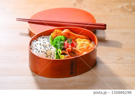 彩りがきれいなお弁当イメージ。豚生姜焼き、ウインナーソーセージ、玉子焼き、人参しりしり、ブロッコリー 130866296