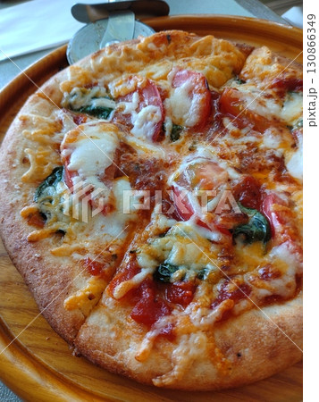 美味しそうなピザ 130866349