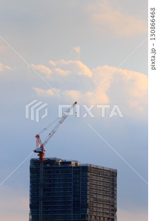 再開発エリアの建築工事風景|都市インフラ・不動産事業イメージ 再開発エリアの建築工事風景|都市インフラ・不動産事業イメージ 130866468