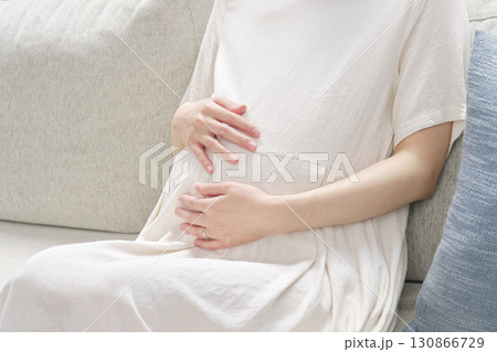 ソファーに座ってお腹を触る妊婦 顔無し ソファーに座ってお腹を触る妊婦 顔無し 130866729