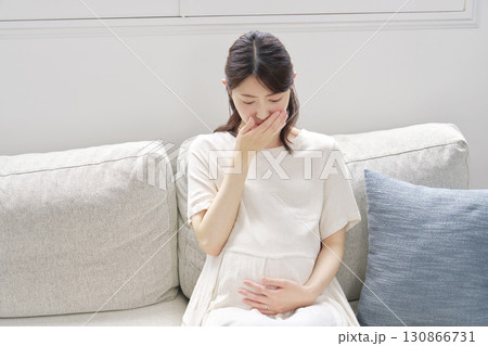 吐き気がする妊婦　リビング 130866731