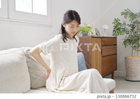 腰痛の妊婦　リビング 130866732