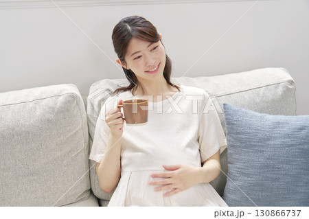 自宅でカフェインレスコーヒーを飲む妊婦 自宅でカフェインレスコーヒーを飲む妊婦 130866737