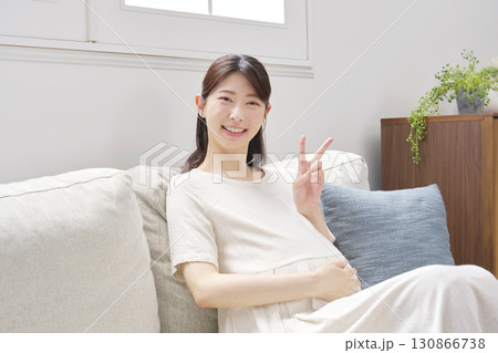 妊婦　ピースサイン　リビング 130866738