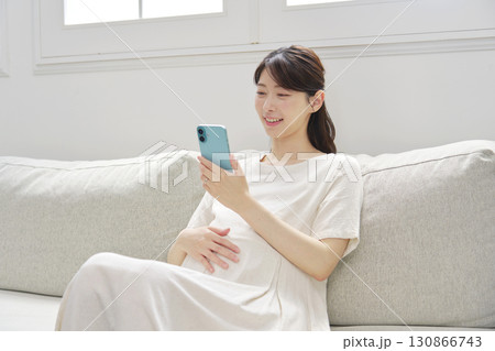 スマートフォンを使う妊婦　リビング 130866743
