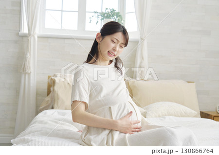 お腹が痛い妊婦 お腹が痛い妊婦 130866764