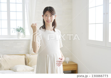 妊婦 ガッツポーズ 自宅 妊婦 ガッツポーズ 自宅 130866773