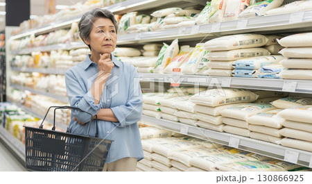 お米の値段に悩むシニア女性 130866925