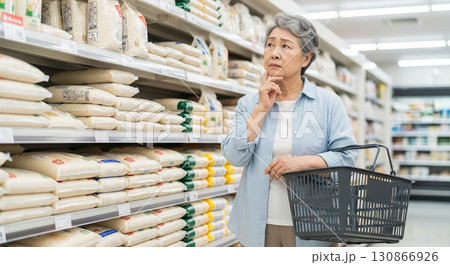 お米の値段に悩むシニア女性 130866926
