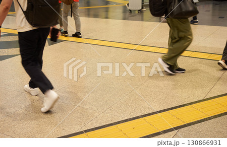 駅構内で歩く人々の通勤客と観光客の姿 駅構内で歩く人々の通勤客と観光客の姿 130866931