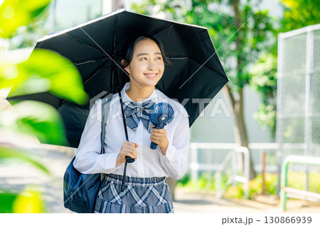日傘を差す女子高校生 日傘を差す女子高校生 130866939