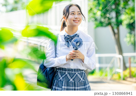 ポータブルファンを使う女子高生 ポータブルファンを使う女子高生 130866941