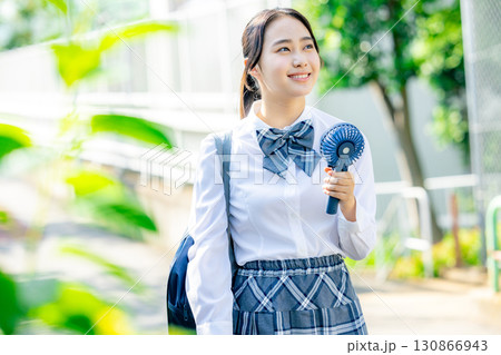 ポータブルファンを使う女子高生 130866943