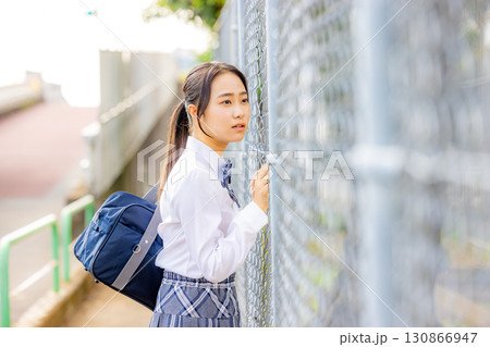 校舎の前に立つ制服を着た女子高生 校舎の前に立つ制服を着た女子高生 130866947
