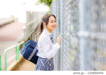 校舎の前に立つ制服を着た女子高生 校舎の前に立つ制服を着た女子高生 130866948