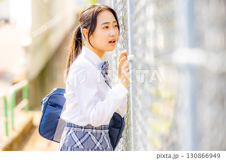 校舎の前に立つ制服を着た女子高生 校舎の前に立つ制服を着た女子高生 130866949