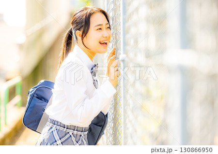 校舎の前に立つ制服を着た女子高生 校舎の前に立つ制服を着た女子高生 130866950