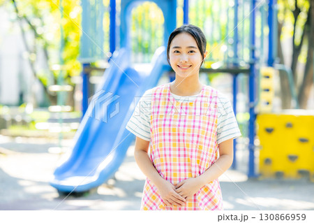 公園で遊ぶ保育士 公園で遊ぶ保育士 130866959