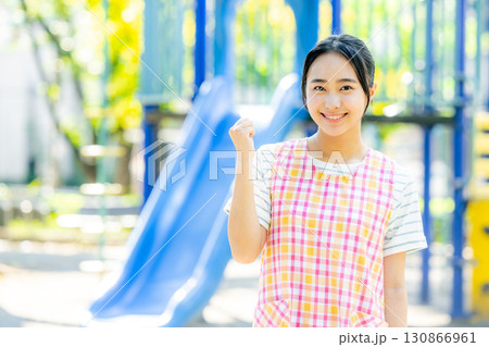 公園で遊ぶ保育士 公園で遊ぶ保育士 130866961