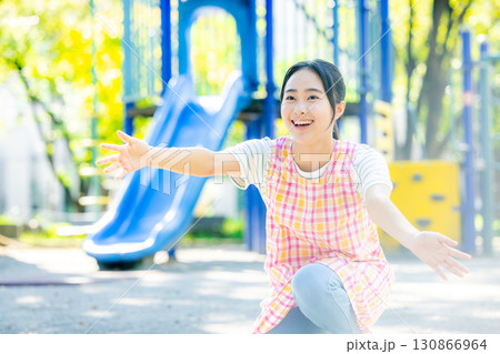 公園で遊ぶ保育士 130866964