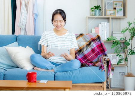 ソファーでくつろぐ若い女性 130866972