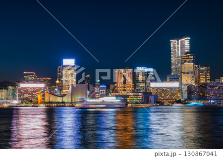 香港　夜のビクトリア・ハーバー（九龍側） 130867041