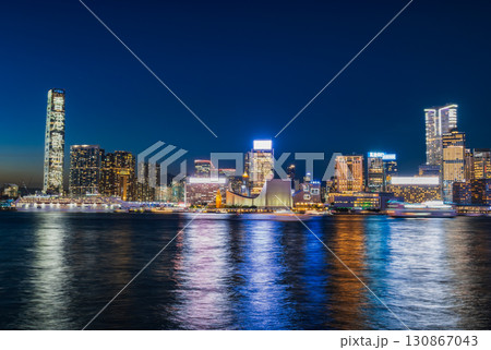 香港　夜のビクトリア・ハーバー（九龍側） 130867043