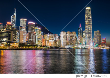 香港　夜のビクトリア・ハーバー（香港島側） 130867050