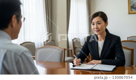 中高年男性から相談を受けるプランナー　司法書士・税理士・ソーシャルワーカー・社会福祉士  130867054