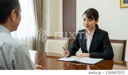 シニア夫婦から相談を受けるプランナー　司法書士・税理士・ソーシャルワーカー・社会福祉士  130867055