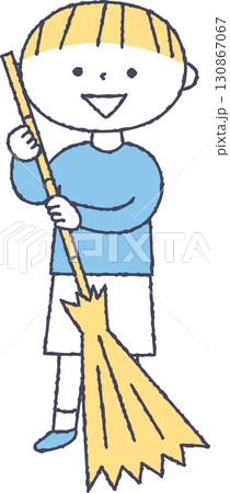 竹箒を持っている男の子 130867067