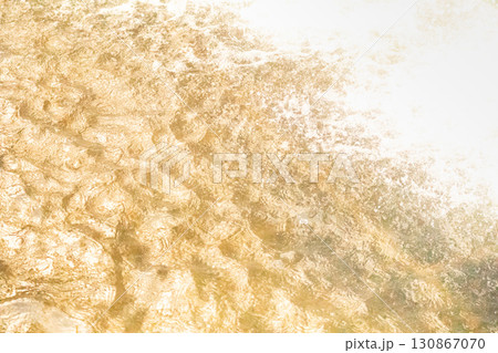 金色と白の背景テクスチャ 130867070