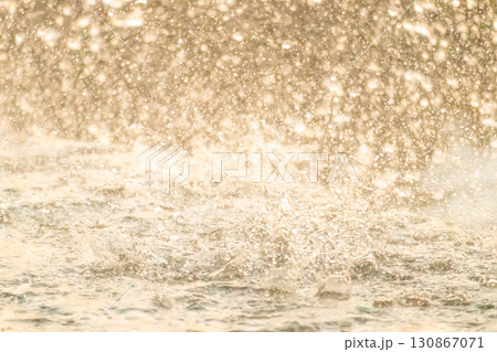 金色の水しぶき 130867071