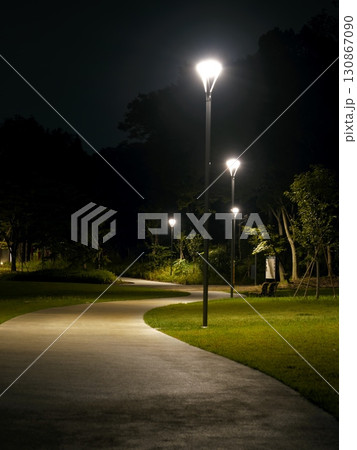 夜の公園のベンチ 130867090