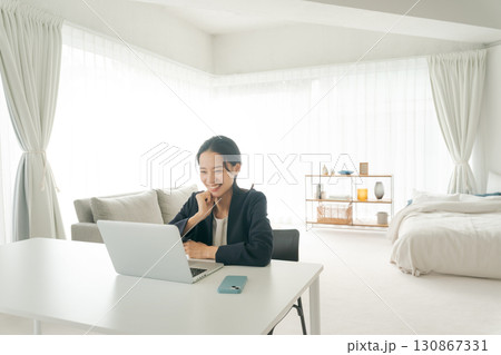 リモートワークをする女性 130867331