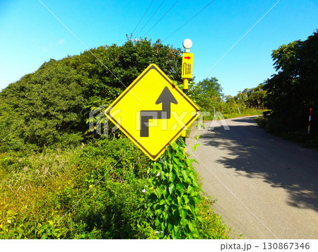 初秋の北海道厚沢部町で道路標識の風景を撮影 130867346