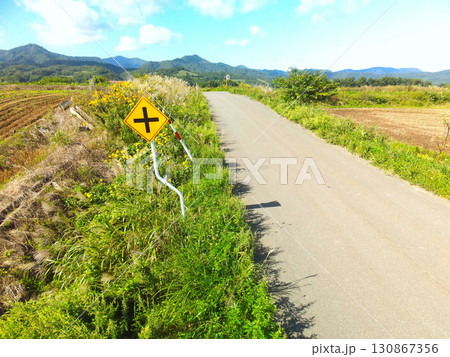 初秋の北海道厚沢部町で道路標識の風景を撮影 初秋の北海道厚沢部町で道路標識の風景を撮影 130867356